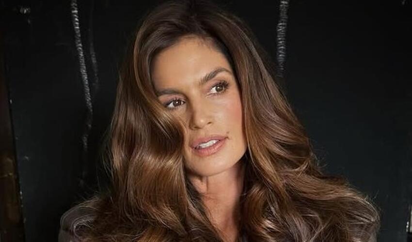 Supermodel ecazkar bədən quruluşu və qarın əzələləri ilə pərəstişkarlarını heyrətləndirdi