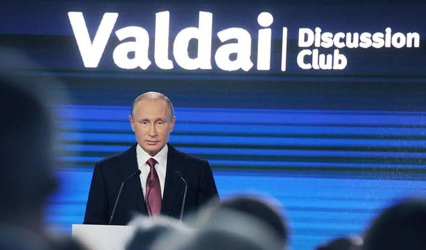 Putin dronların kütləvi hücumlarından qorxaraq Valday Müzakirə Klubunu Soçidən Moskvaya köçürür