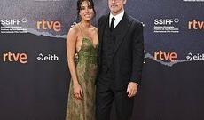 Bred Pittin gənc sevgilisi İnes de Ramon onu film festivalında şəffaf geyimdə dəstəkləyib