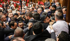 Ermənistan parlamentində bir saat ərzində ikinci dəfə əlbəyaxa dava baş verib