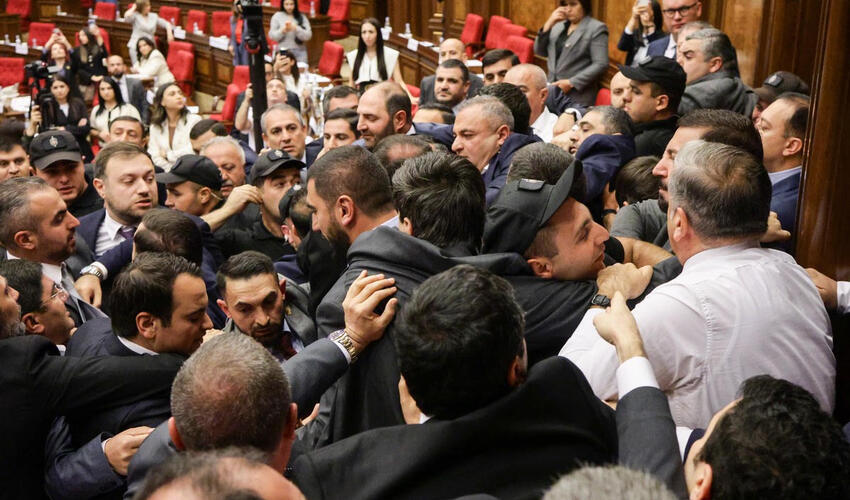 Ermənistan parlamentində bir saat ərzində ikinci dəfə əlbəyaxa dava baş verib