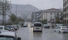 İstanbulda güclü yağış həyatı iflic edib, yolları, evlərin zirzəmilərini su basıb