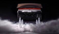 Uçuş-enmə meydanında elmi fantastika: Mask SpaceX gücləndiriciləri ilə Uçan Tesla Roadster-in prototipini nümayiş etdirir