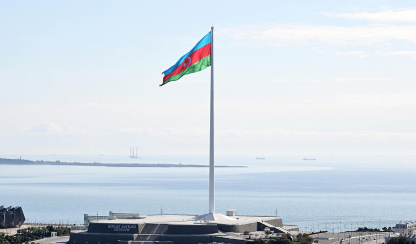 Azərbaycan dövlət müstəqilliyinin bərpasının 35-ci ildönümünü qeyd edir
