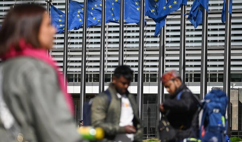 Brüssel Ukrayna bücəsindəki  70 milyard avroluq kəsiri aradan qaldırmaq üçün Kiyevə yenidən kredit verməyə çalışır