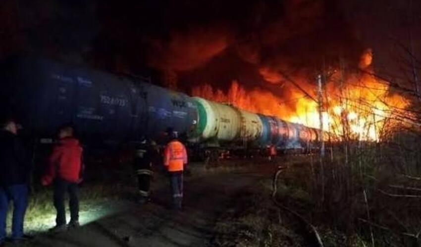 Rusiyanın Sverdlovsk vilayətində yük qatarının 20 vaqonu relsdən çıxıb, nəticədə yanğın baş verib