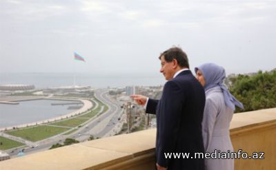 Davudoğlu xanımı ilə paytaxtımızı gəzib