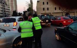 Ata-bala yol polisini döyüb - FOTO