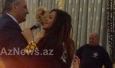 Xalq artistinin məclisində Tağı Əhmədov Rəqsanə ilə "medlenni" oynadı - FOTO