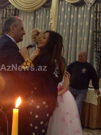 Xalq artistinin məclisində Tağı Əhmədov Rəqsanə ilə "medlenni" oynadı - FOTO
