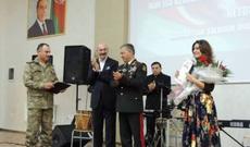 Azərin və İlqar Muradov Gəncədəki əsgərlərlə görüşüblər - FOTO