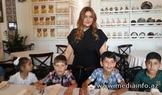 Zülfiyyə Xanbabayeva və Ədalət Şükürov qüsurlu uşaqlara hot-doq hazırladılar