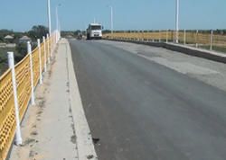 Yük maşını mikroavtobusla toqquşaraq körpüdən aşdı