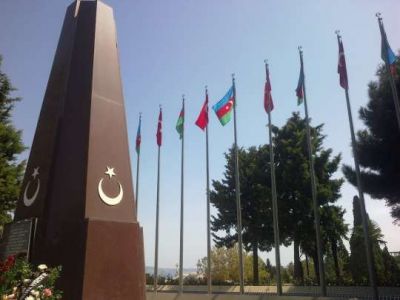 Türkiyə səfirliyinin əməkdaşları Türk Şəhidliyini ziyarət ediblər