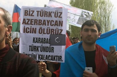 İğdırda Ermənistan sərhədində yüzlərlə Azərbaycan bayrağı açılib - FOTO