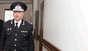 Keçmiş MTN başçısı jurnalistlərin və hüquq müdafiəçilərinin qarşısında diz çökdü