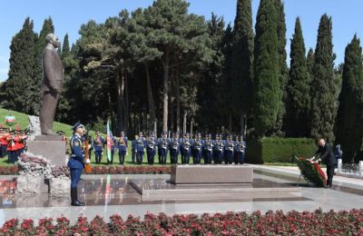 Prezident İlham Əliyev Heydər Əliyevin məzarını ziyarət edib - FOTO