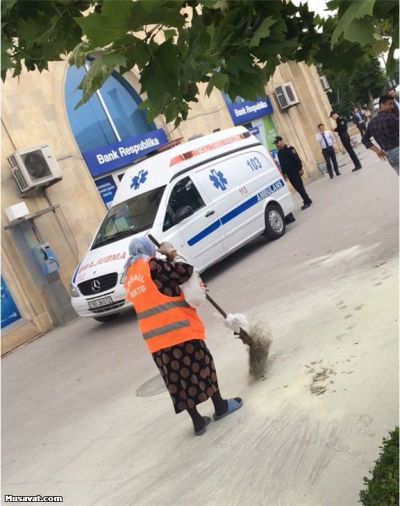 Bakıda kişi bankın qarşısında özünü yandırdı - FOTO