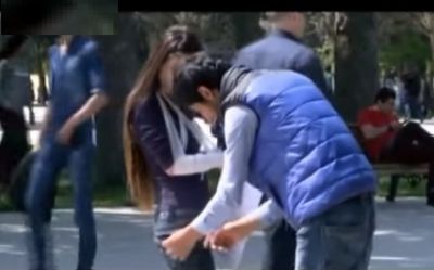 Bakıda oğlan gənc qızın şalvarını cırdı - VİDEO