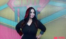 54 yaşlı aktrisamız müğənniliyə başladı