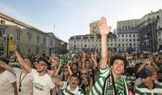 Azarkeşlər futbolçuları döydülər