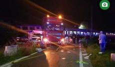 Sərnişin qatarı yük maşını ilə toqquşdu