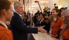 Müsəlman qız Moskva merinin əlini havada qoydu- İbrətamiz-VİDEO