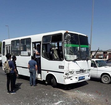 Bakıda avtobus sürətlə dayanacağa çırpıldı: ölən var