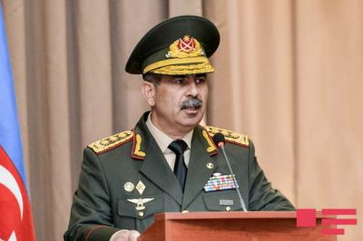 Müdafiə naziri zabit və əsgərləri bayram münasibəti ilə təbrik edib