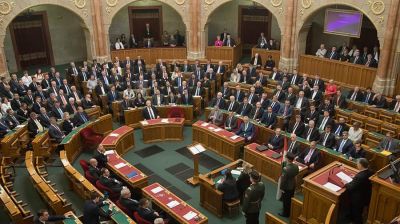 Macarıstanda Soros qanundankənar elan edildi
