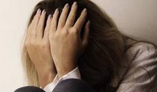 Qaynana gəlinini yataqda başqa kişi ilə tutdu - sevgili çılpaq küçəyə qaçdı - VİDEO