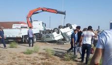 Bakıda yük maşını sərnişin avtobusuna çırpıldı: ölən var- VİDEO