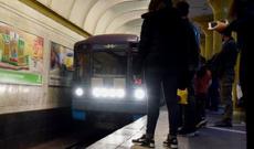 Metroda yuxulayan sərnişinin 288 manatını oğurladılar