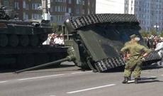 Hərbi paradda tank aşdı