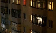 Bakıda 1 nəfər beşmərtəbəli binanın damından özünü aşağı atmaq istəyib