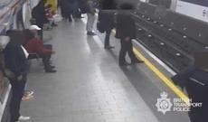 Britaniyada 91 yaşlı kişini relsə yıxdı, müsəlman xilas etdi - Video