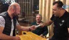 Azərbaycanlı iş adamı taksidə 10 min dollarını unutdu - VİDEO