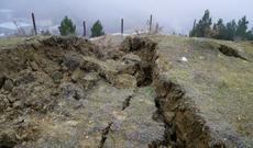 Sürüşmə zonasında çatlar böyüməkdə davam edir