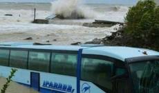 Şagirdlərin olduğu avtobus sel suları altında qaldı
