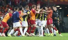 “Qalatasaray” və “Fənərbağça” futbolçuları əlbəyaxa oldu