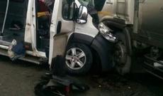 Yevlaxda mikroavtobus qəzaya uğrayıb