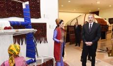 İlham Əliyev Aşqabadda Türkmən milli xalça muzeyi ilə tanış olub