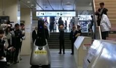 Yaponiyada dəmir yolu stansiyasında robot-nəzarətçi sınaqdan keçirilib
