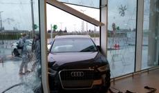 Bakıda "Audi" hipermarketə girib