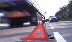 Şəkidə avtomobil maneəyə çırpılıb, ölən və yaralanan var