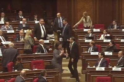 Ermənistan parlamentində deputatlar arasında dava düşüb- VİDEO
