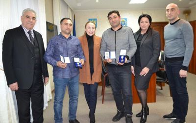 Ukraynada bir ailəni xilas edən azərbaycanlı qardaşlara mükafat verildi