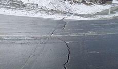 Zəlzələ yollarda çatlar yaratdı