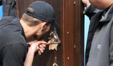 Evdə köməksiz qalan xilas edilib