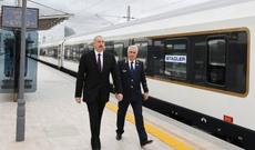 İlham Əliyev Bakı-Tbilisi-Qars dəmir yolu xəttində hərəkət edəcək sərnişin qatarı ilə tanış olub